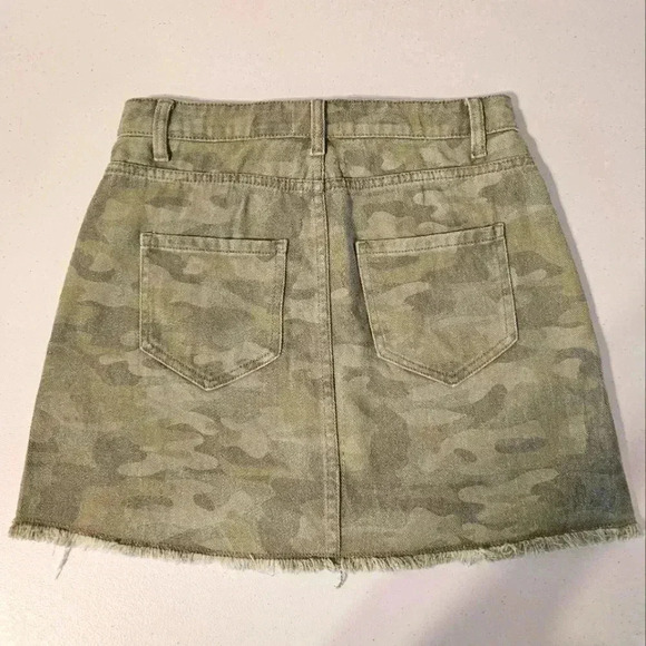 Mud Pie Windsor Buttonfly Camo Mini Skirt, Size Small, High-Low Hem - Picture 2 of 4